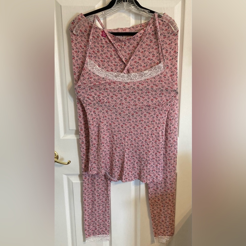 Vera Bradley two piece PJ set in pink pattern with lace trim size large